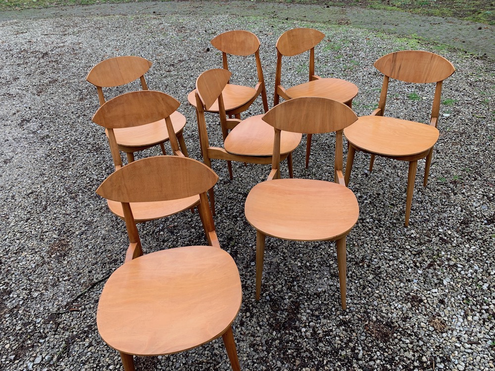Pierre Guariche chairs, dining chairs, vintage dining chairs, wooden vintage chairs, vintage chairs, wooden chairs, midmod, midcentturymodern design, design chairs, chaises vintage, chaises à diner, interior decoration, chaises bois, chaises salle à mange