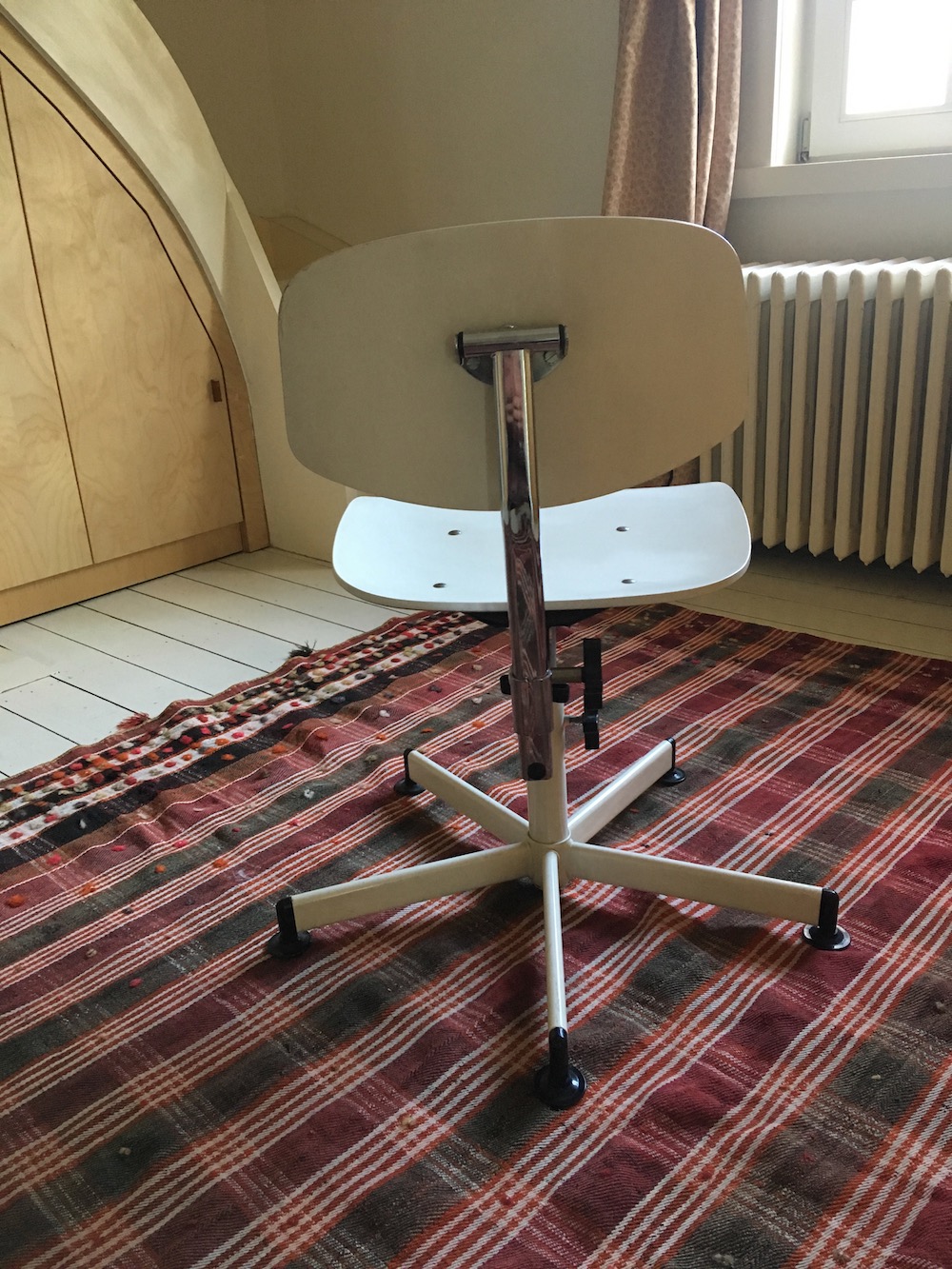 white wooden desk chair, vintage desk chair, rotating desk chair