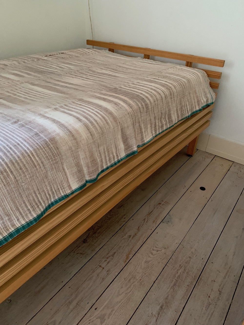 vintage beds, slates, pair of beds, wooden beds, design beds, lit design, lit vintage, paire de lits, lits en bois, bedroom, bedroom decor, vintage bedroom