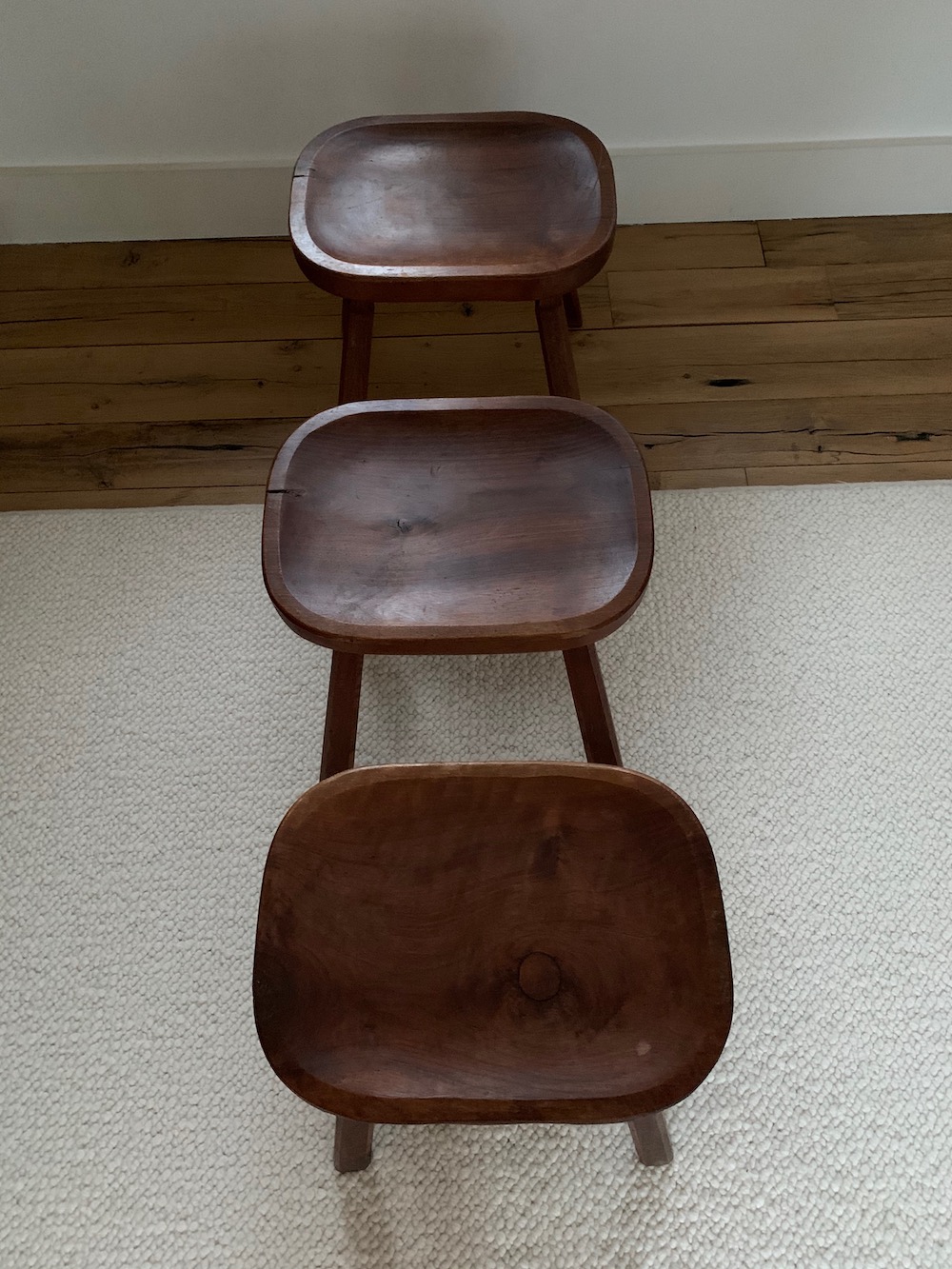 old stools, tabourets, tabouret vintage, tabouret campagnard, tabouret brutaliste, brutalist, vintage stools, vintage stool, art populaire, kinfolk, tabouret tripode, charming stool, beau tabouret, tabouret bois, tabouret ancien, nicechairs.be, nice chairs
