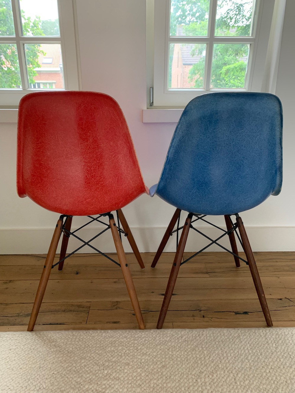 DSW, Eames chair, Eames, Charles Eames,stackable chairs, chairs vintage,  Charles and Ray Eames, Herman Miller, fiberglass chair, fiberglass, shell chair, vintage chair, US design chair, design chair, icon design, vintage design chair, red chair, blue chair, red and blue chairs, dowel base, kitchen chairs, dining chairs